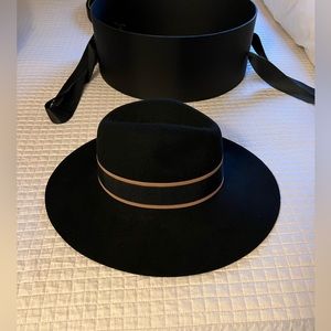 Brand new Zara hat + Awesome box! 100% wool. Special Edition Collection
.